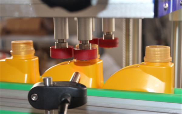 Automatic 4 Wheels Bottle Capping Machine Details