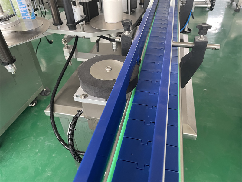 Bottle separation correction mechanism